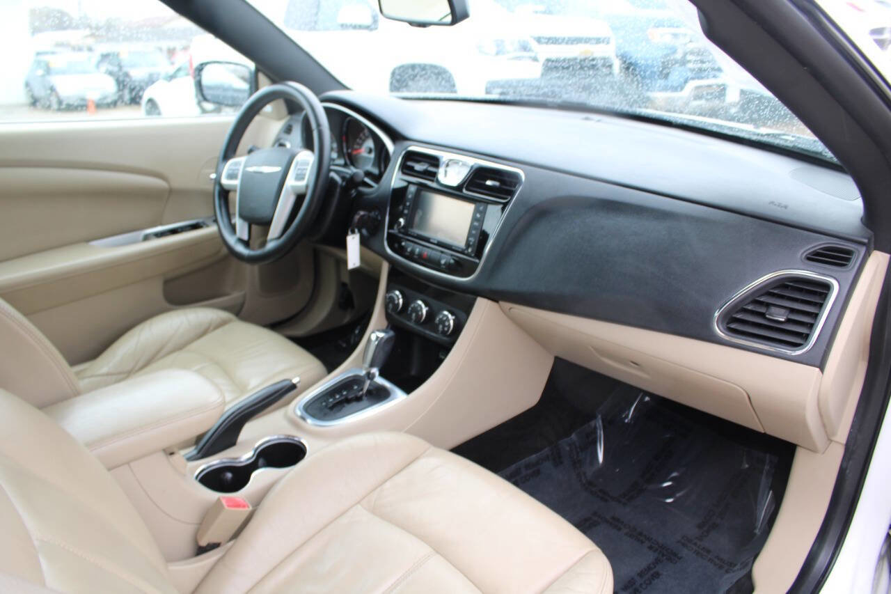 Used 2013 Chrysler 200 Limited image 10
