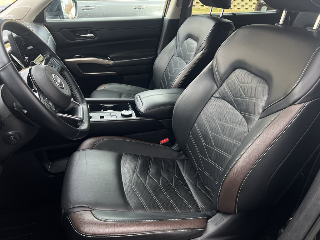 Used 2023 Nissan Pathfinder Platinum image 11