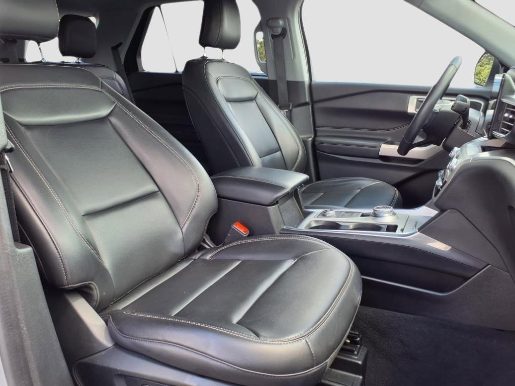 Certified 2022 Ford Explorer XLT w/ Equipment Group 202A image 8