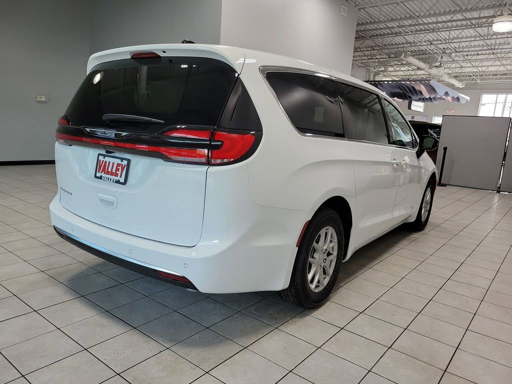 New 2027 Chrysler Pacifica Select FWD image 7