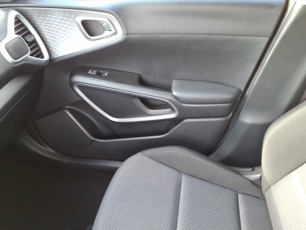Used 2025 Kia Soul LX w/ LX Technology Package FWD image 33