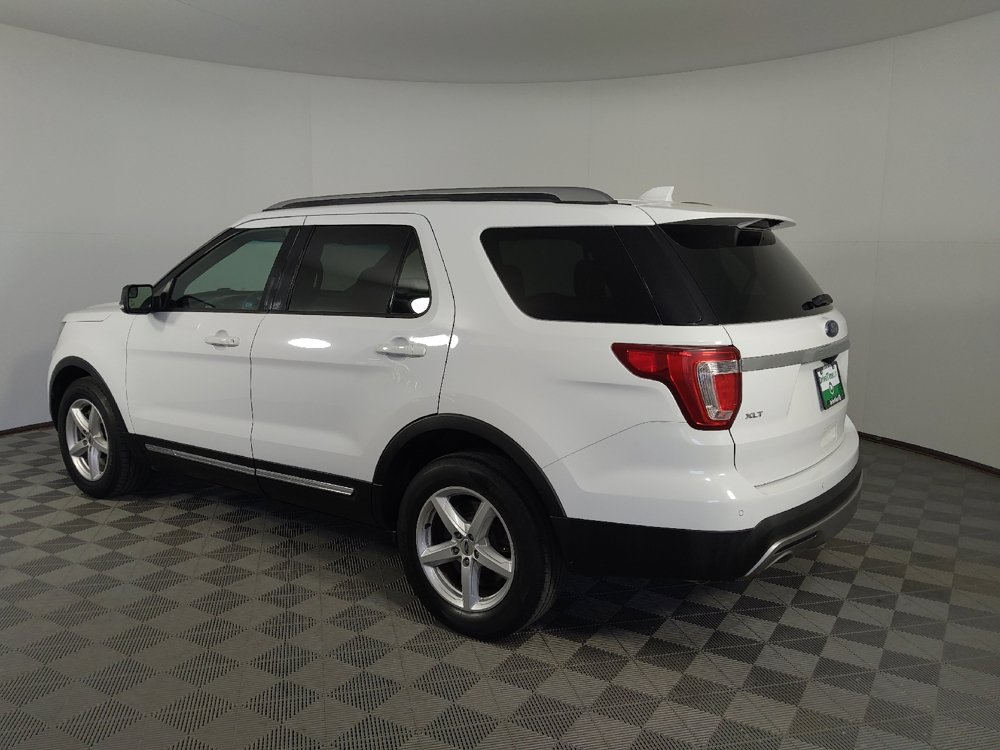 Used 2017 Ford Explorer XLT FWD image 3