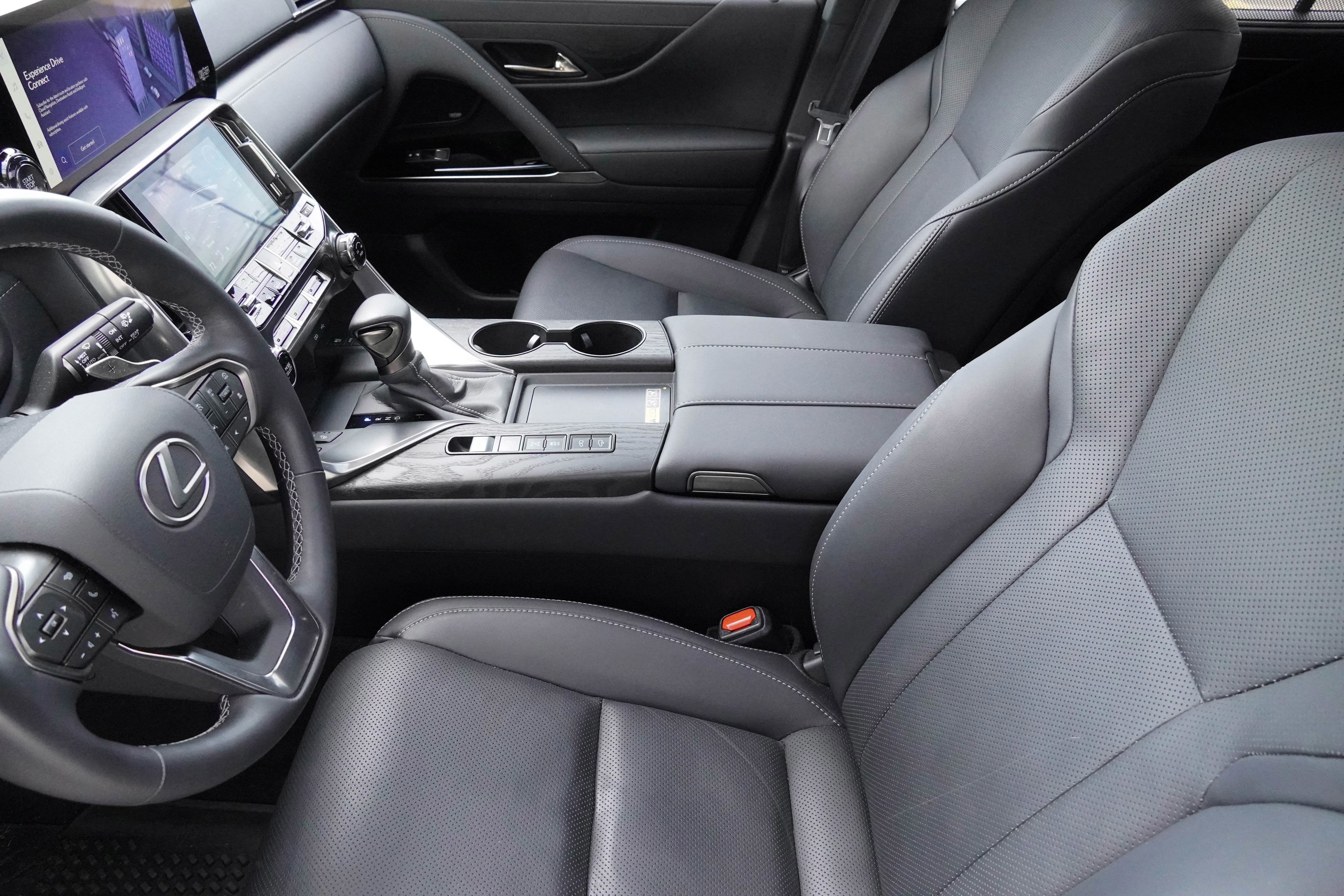 Used 2025 Lexus LX 600 4WD w/ Interior Upgrade Package image 11