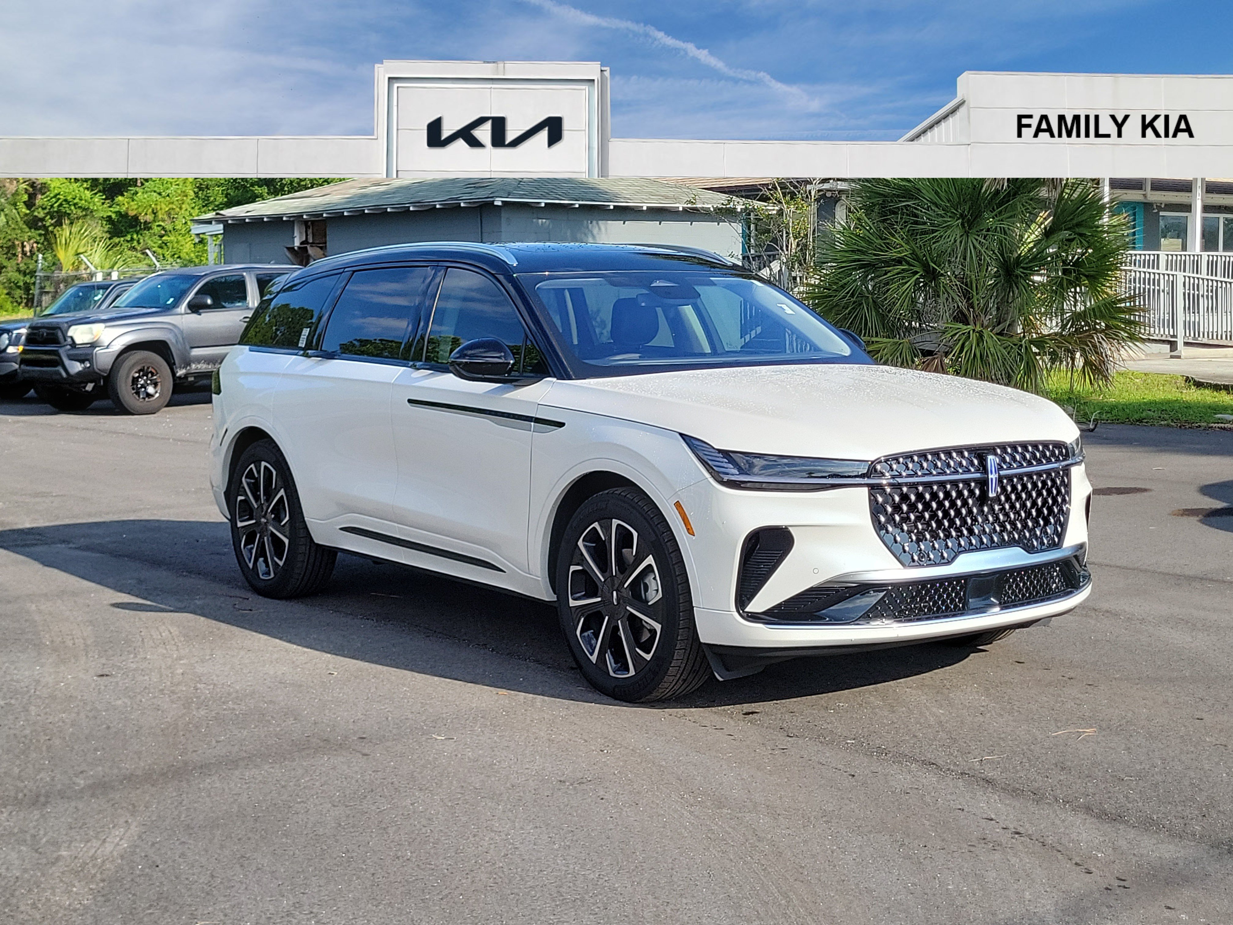 Used 2025 Lincoln Nautilus Reserve AWD/4WD image 1