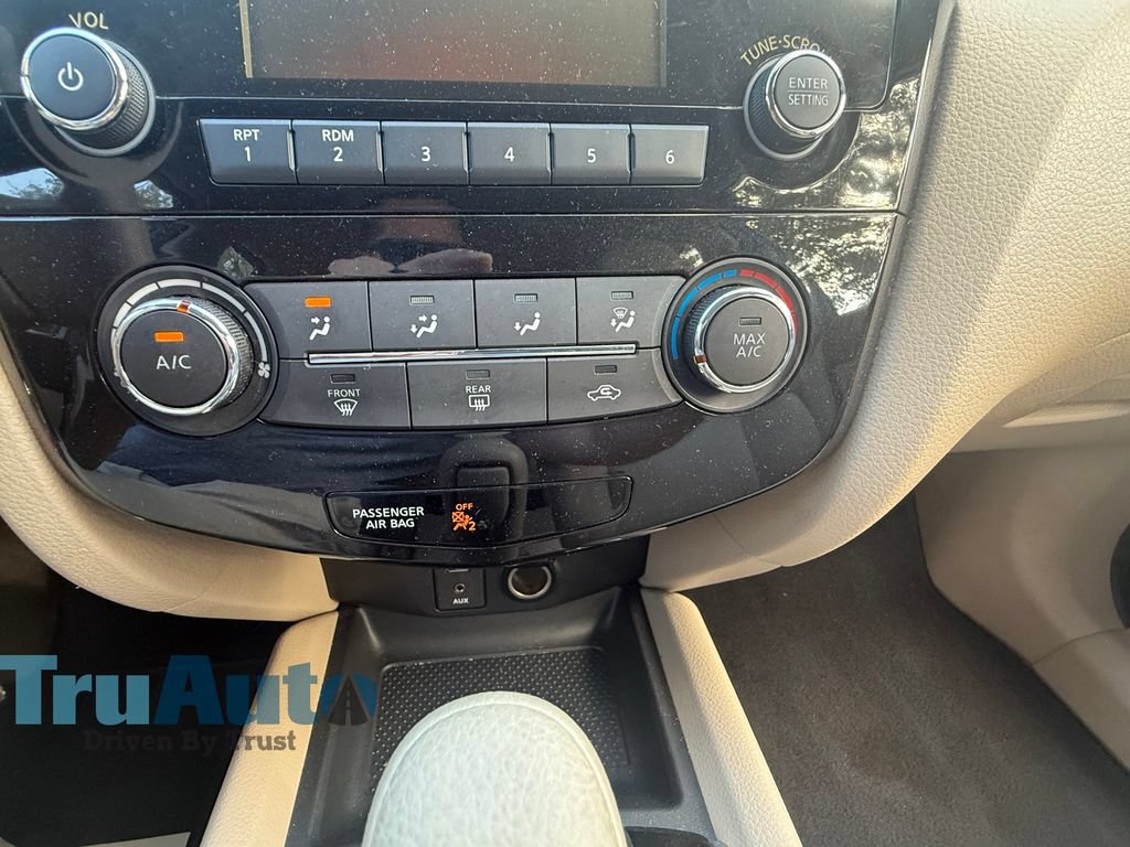 Used 2015 Nissan Rogue S FWD image 27