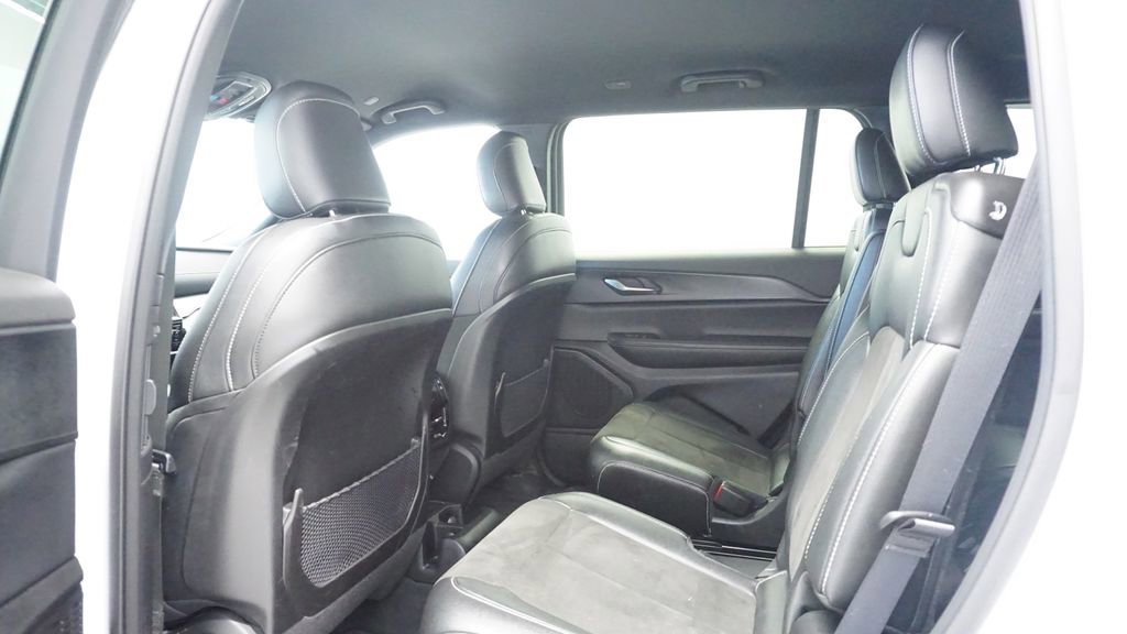 Used 2023 Jeep Grand Cherokee L Laredo image 14