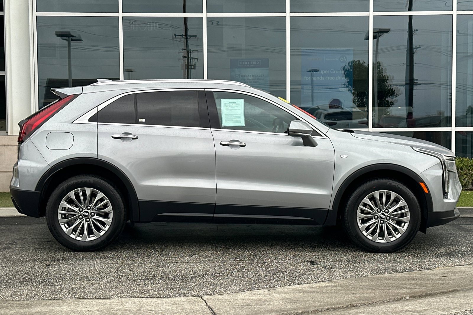 Used 2024 Cadillac XT4 Premium Luxury image 3