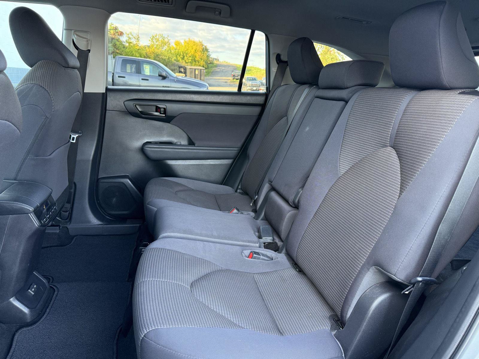 Used 2023 Toyota Highlander LE FWD image 21