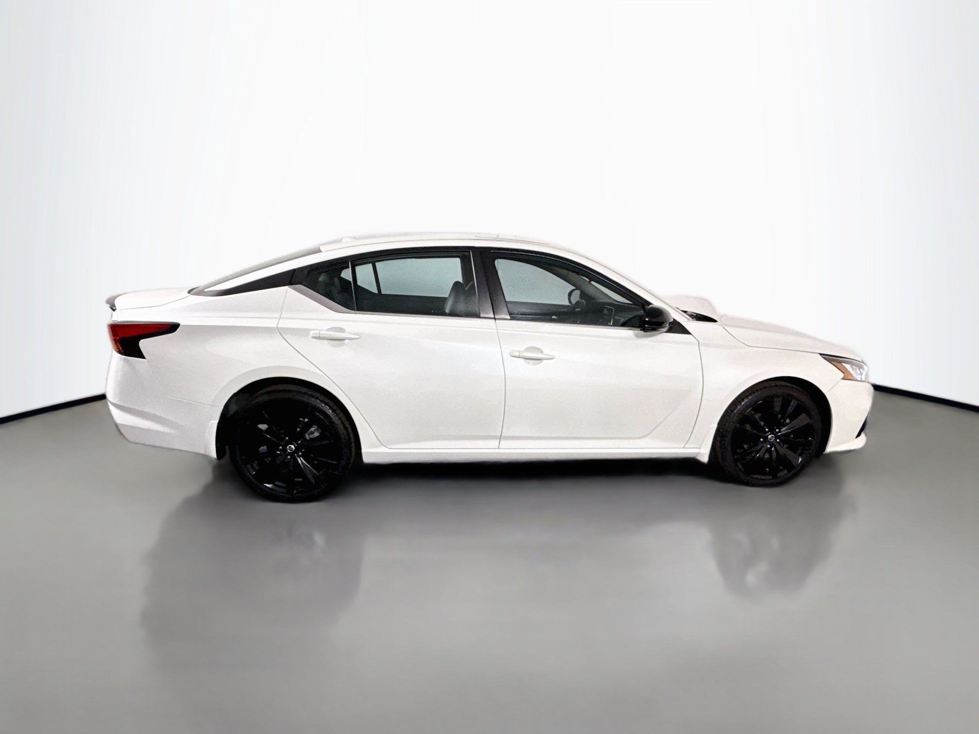 Used 2022 Nissan Altima 2.5 SR w/ Midnight Edition Package AWD/4WD image 11