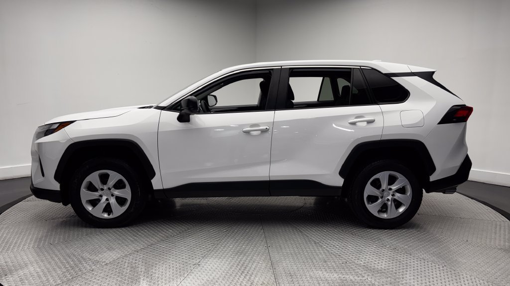 Used 2025 Toyota RAV4 LE AWD/4WD image 4