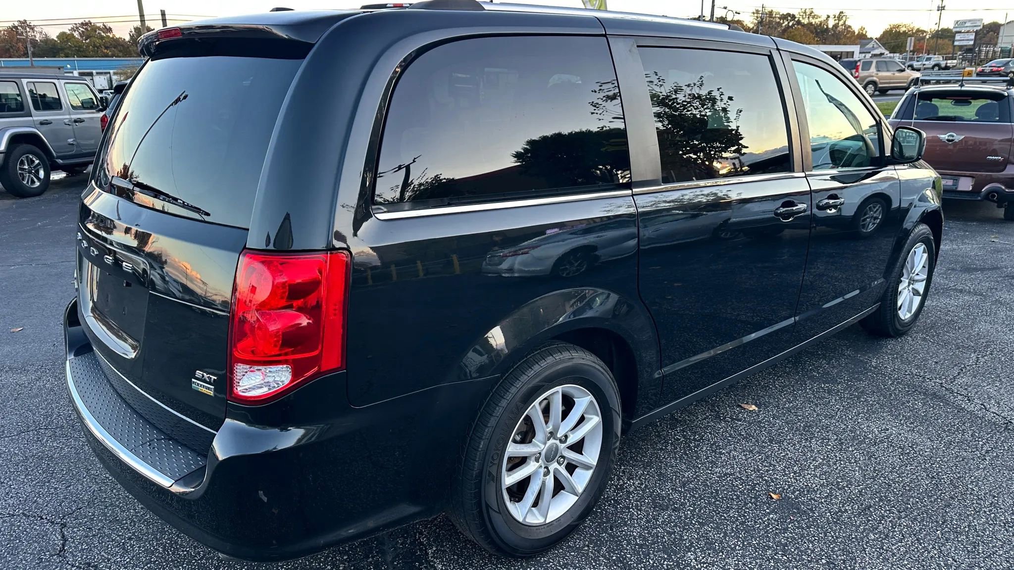 Used 2019 Dodge Grand Caravan SXT image 5