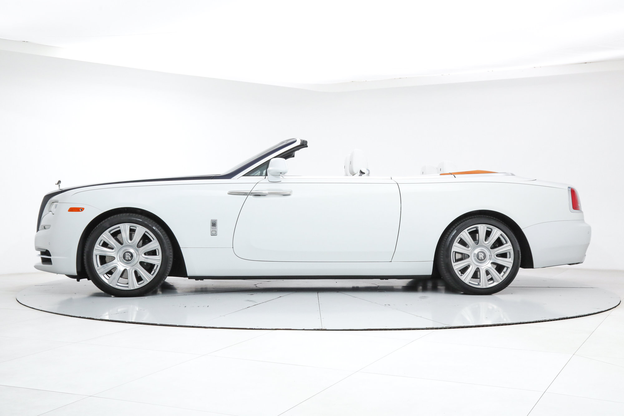 Used 2017 Rolls-Royce Dawn RWD image 2