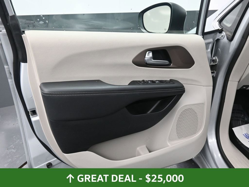 Used 2024 Chrysler Voyager LX image 28