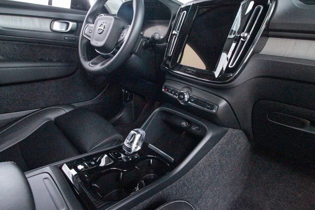 Certified 2025 Volvo XC40 B5 Plus image 23