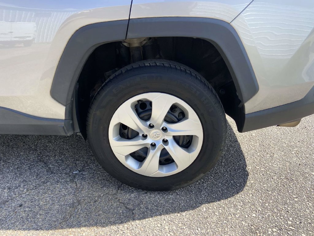 Used 2020 Toyota RAV4 LE AWD/4WD image 9