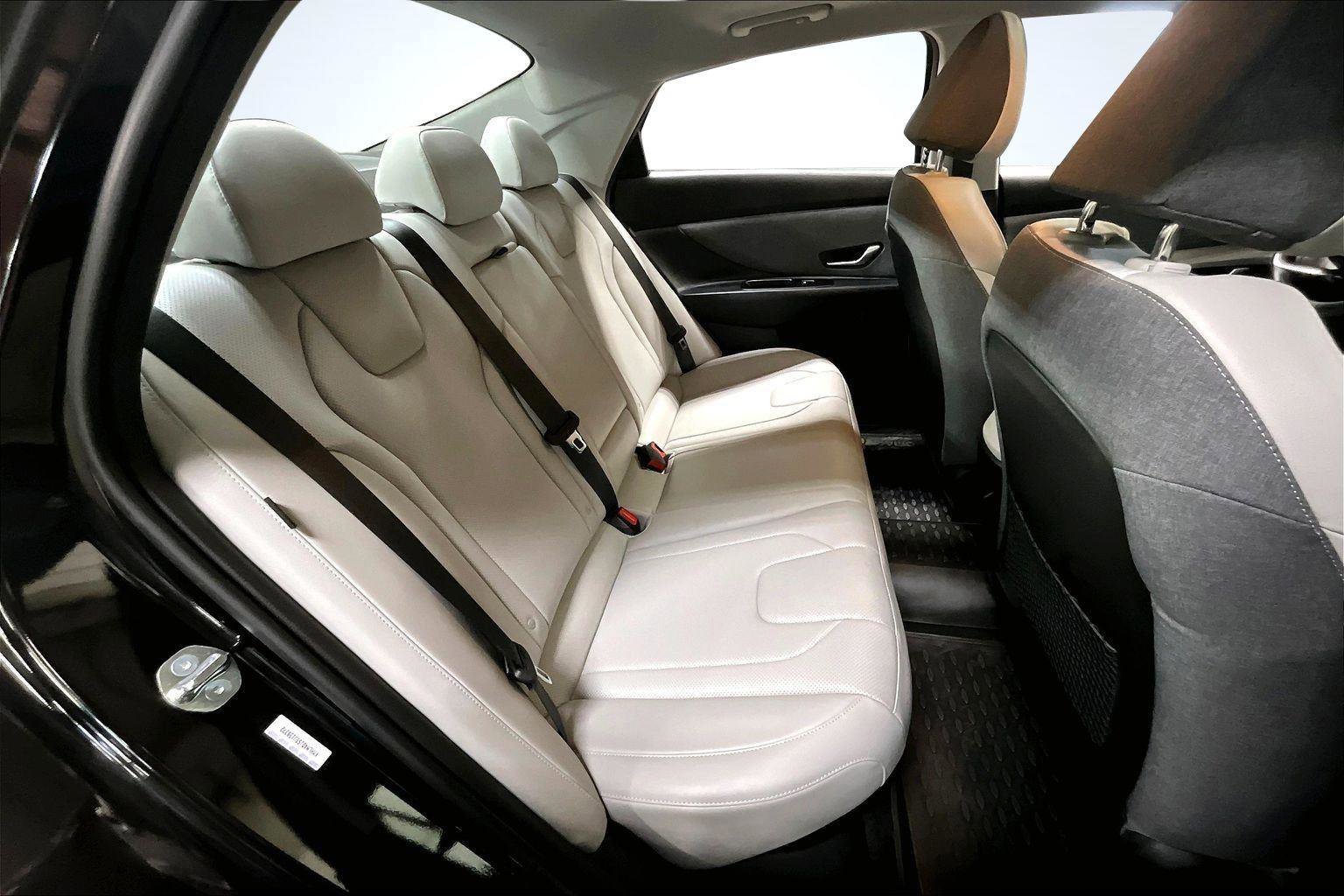 Used 2025 Hyundai Elantra Limited image 27