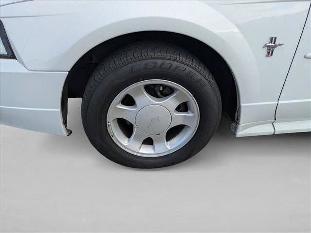 Used 2001 Ford Mustang Convertible RWD image 10