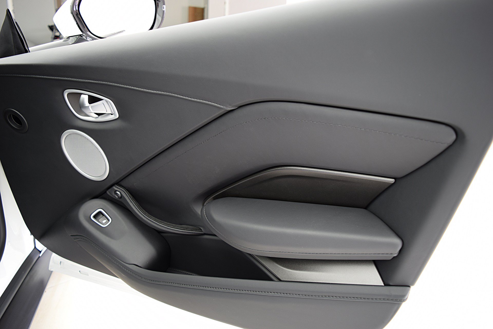 Used 2023 Aston Martin V8 Vantage Roadster RWD image 28