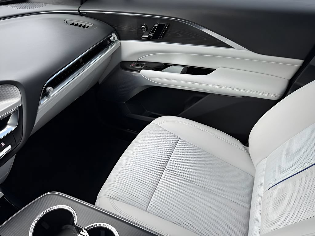 Certified 2024 Cadillac Lyriq Luxury AWD/4WD image 29