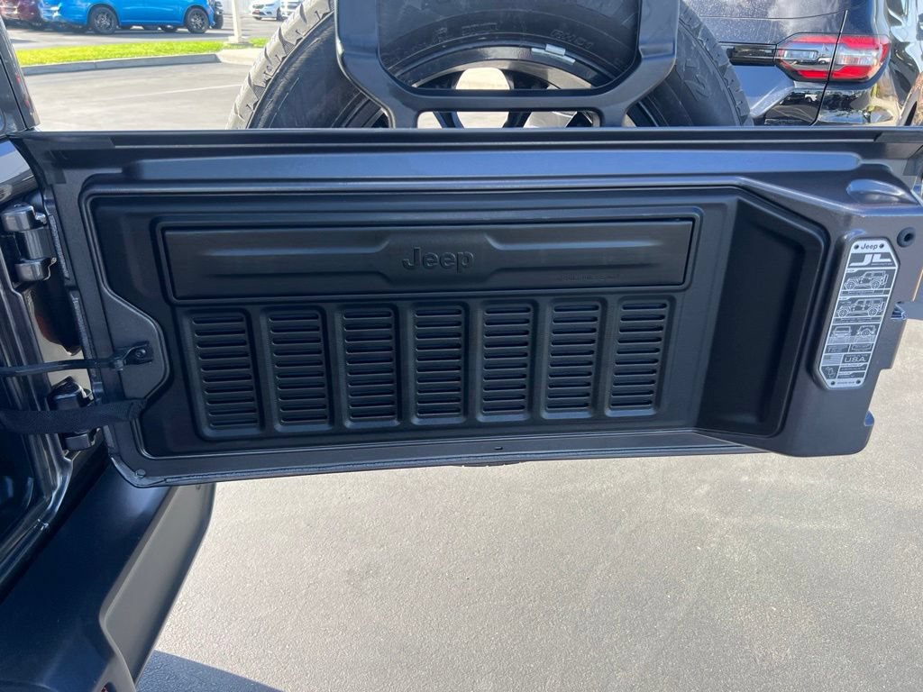 Used 2025 Jeep Wrangler Unlimited Sahara w/ Safety Group AWD/4WD image 35