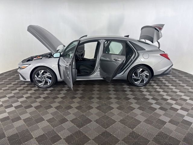 Used 2025 Hyundai Elantra SEL FWD image 12