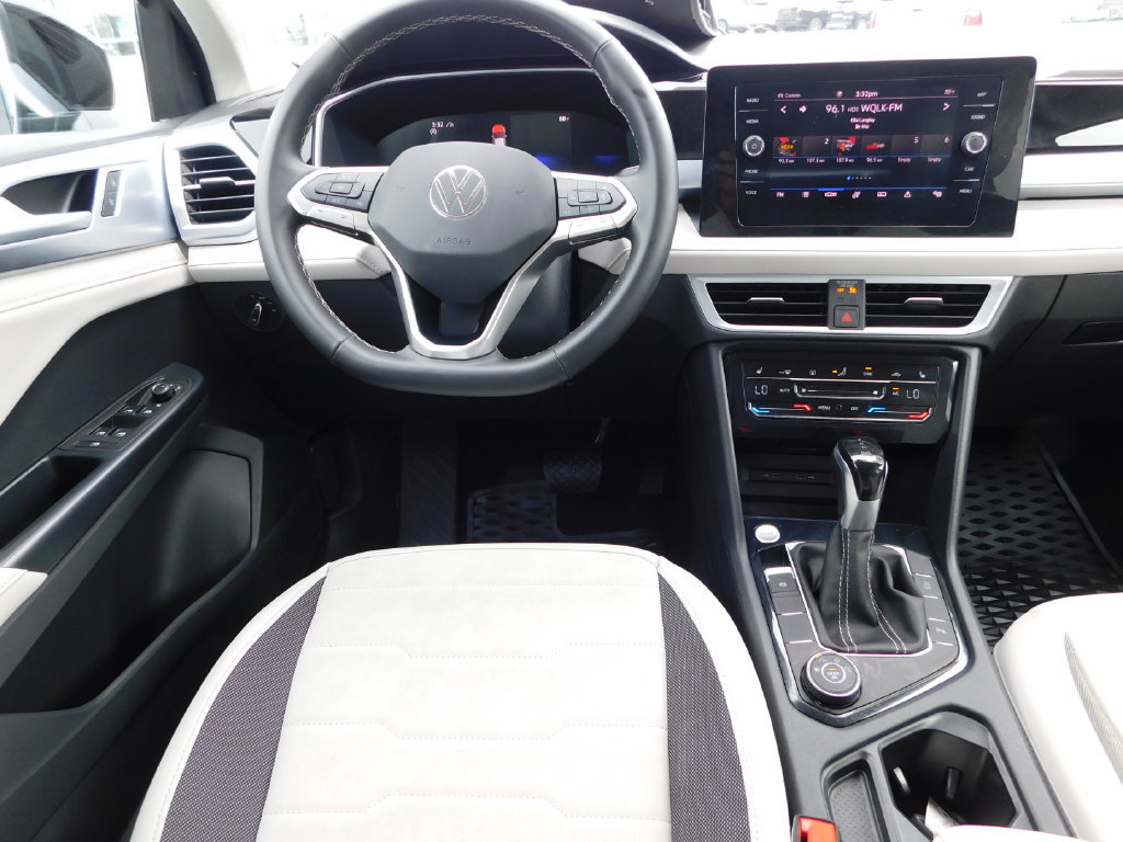 Used 2025 Volkswagen Taos SE AWD/4WD image 16