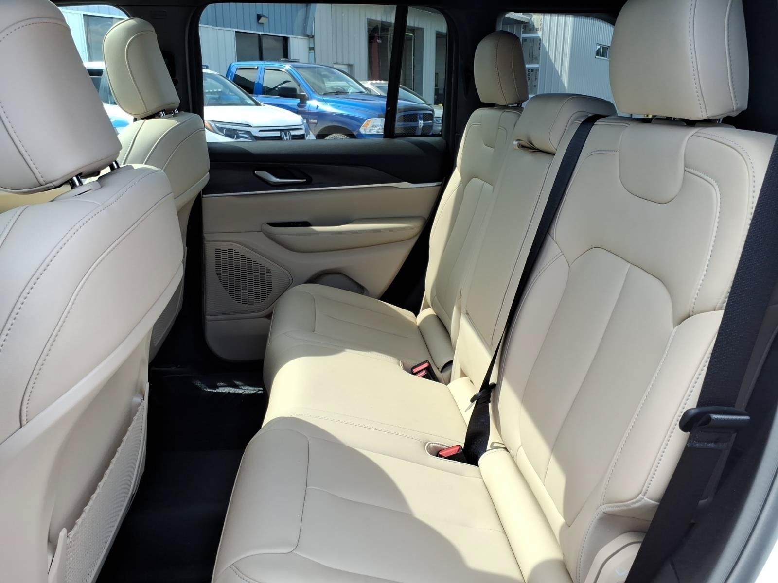 Used 2023 Jeep Grand Cherokee Limited AWD/4WD image 9