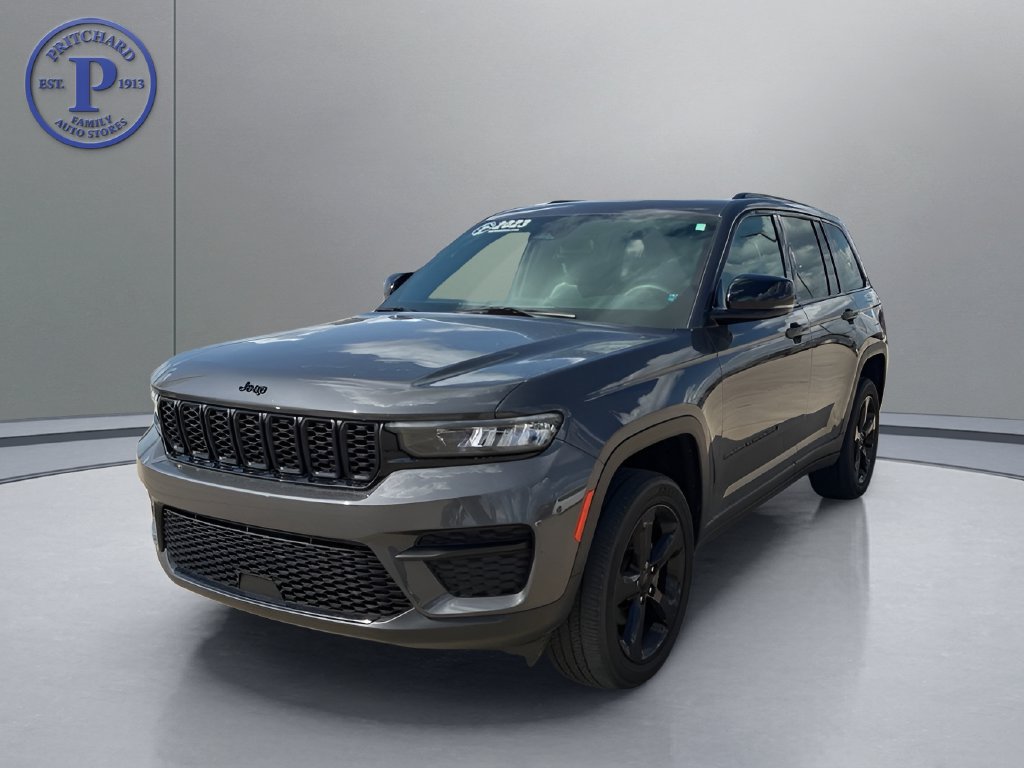 Used 2023 Jeep Grand Cherokee Altitude AWD/4WD image 3