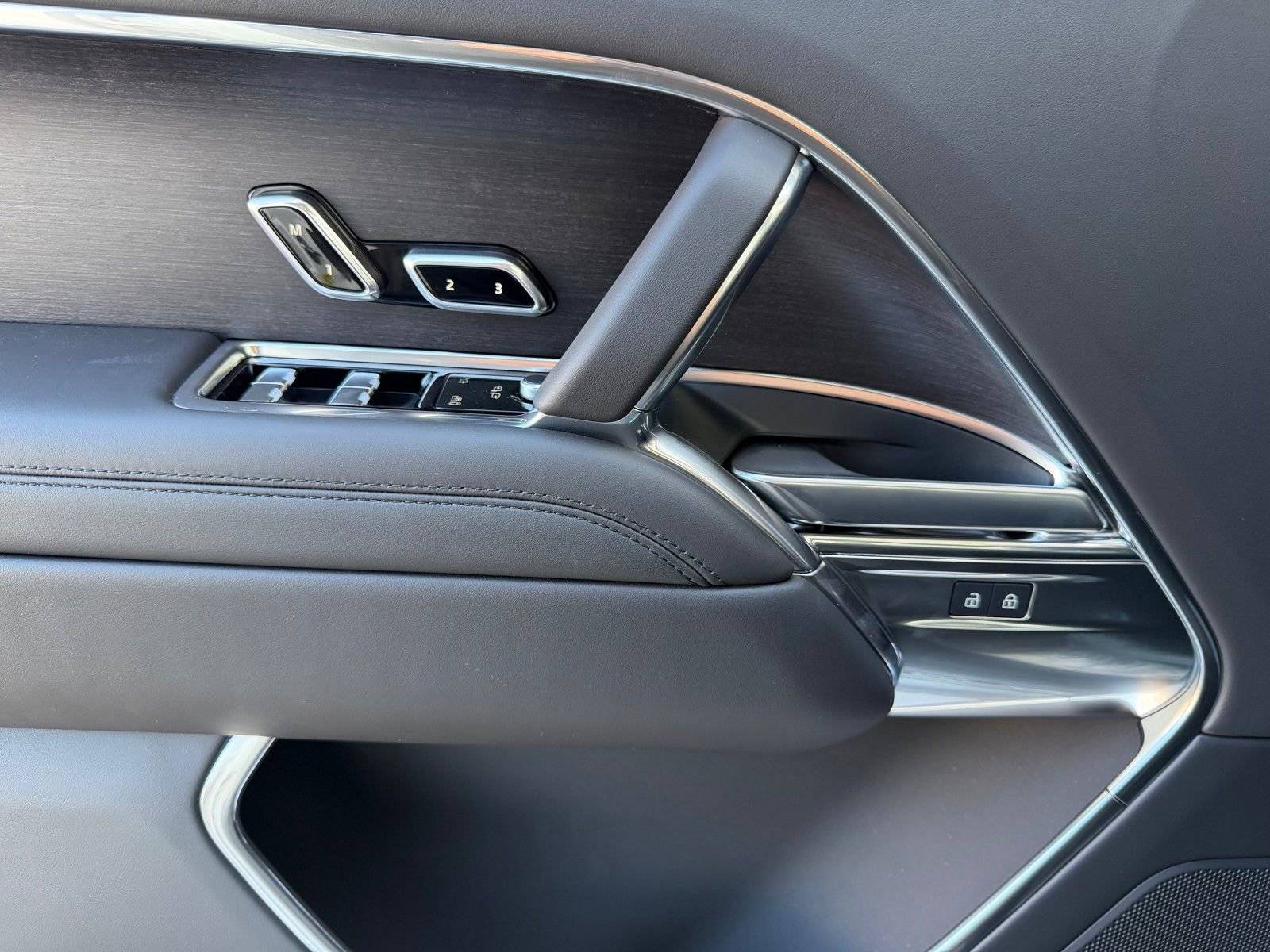New 2026 Land Rover Range Rover Long Wheelbase SE image 23