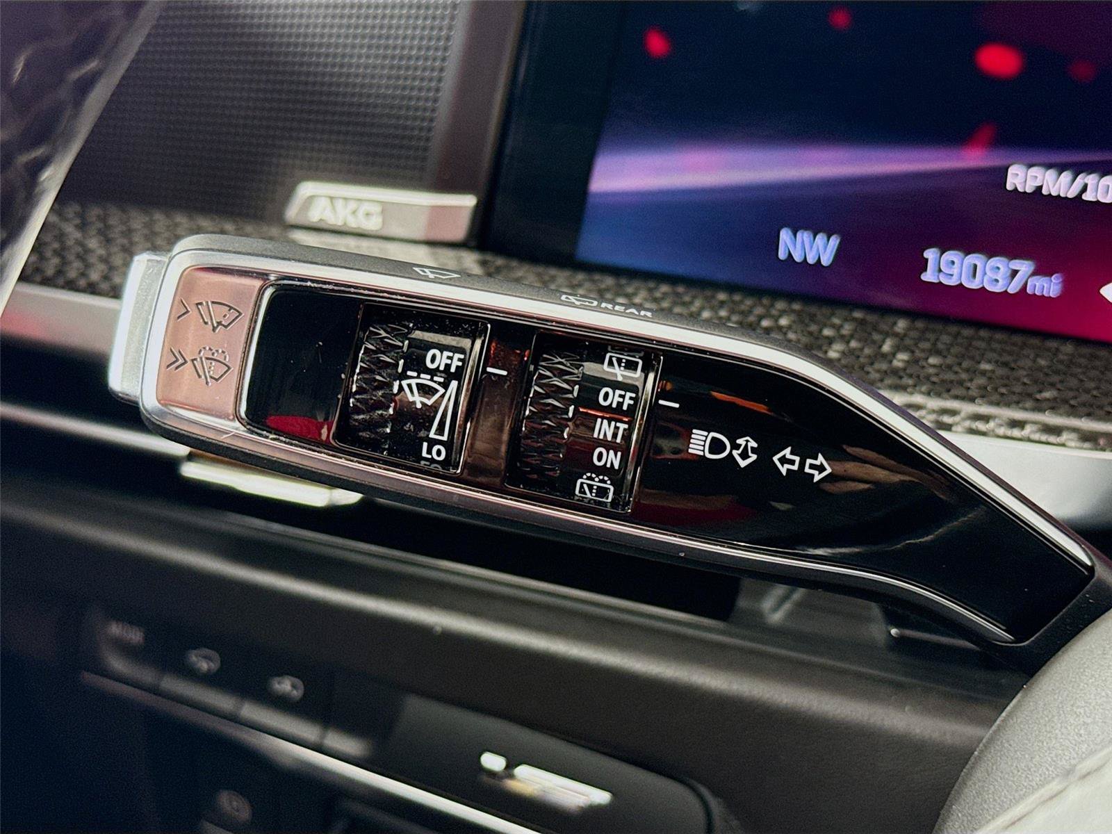 Used 2025 Cadillac Escalade ESV V AWD/4WD image 6