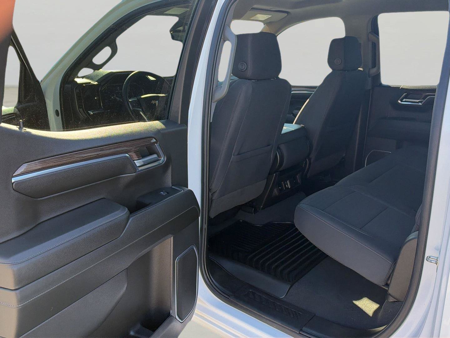 Used 2024 Chevrolet Silverado 1500 LT AWD/4WD image 34