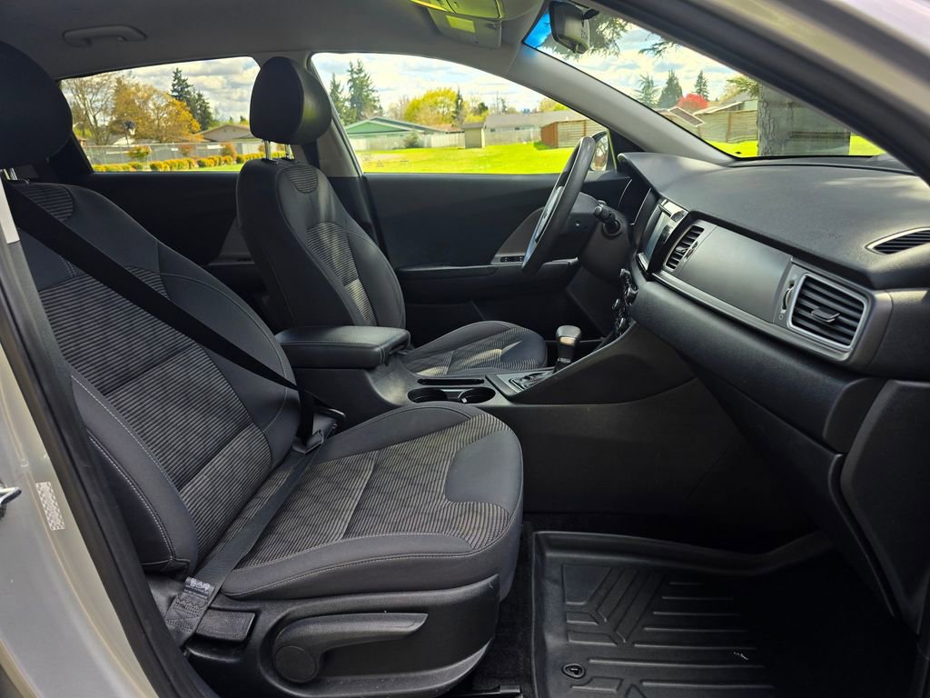 Used 2017 Kia Niro LX image 19