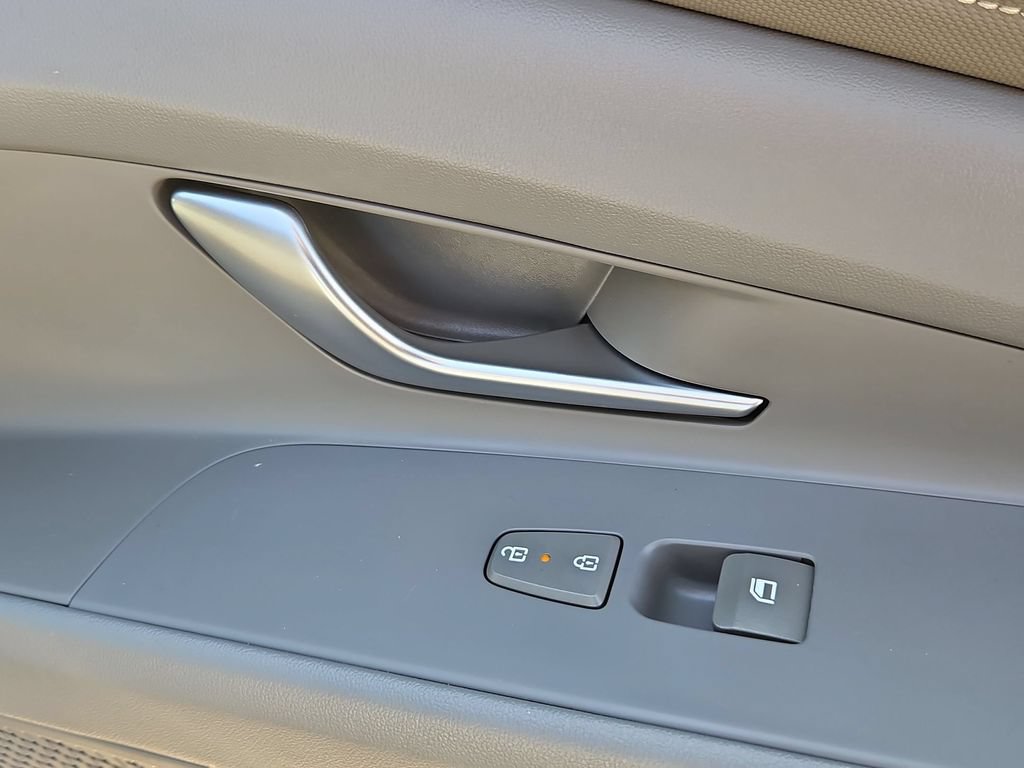 Used 2025 Hyundai Elantra SEL FWD image 34