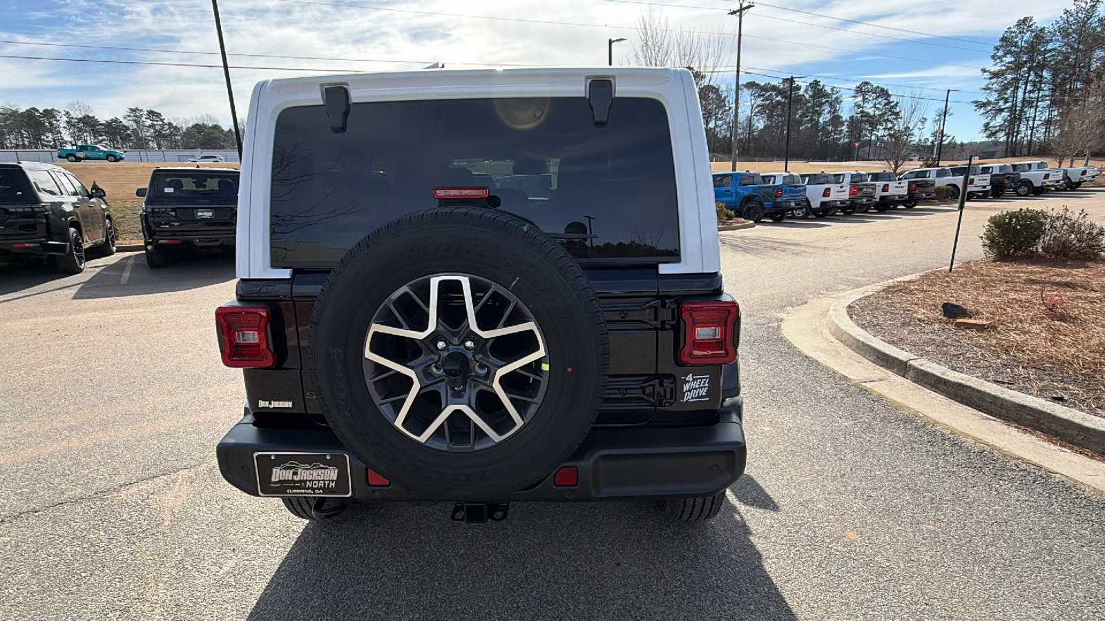 New 2026 Jeep Wrangler Unlimited Sahara w/ Whitecap Package AWD/4WD image 9
