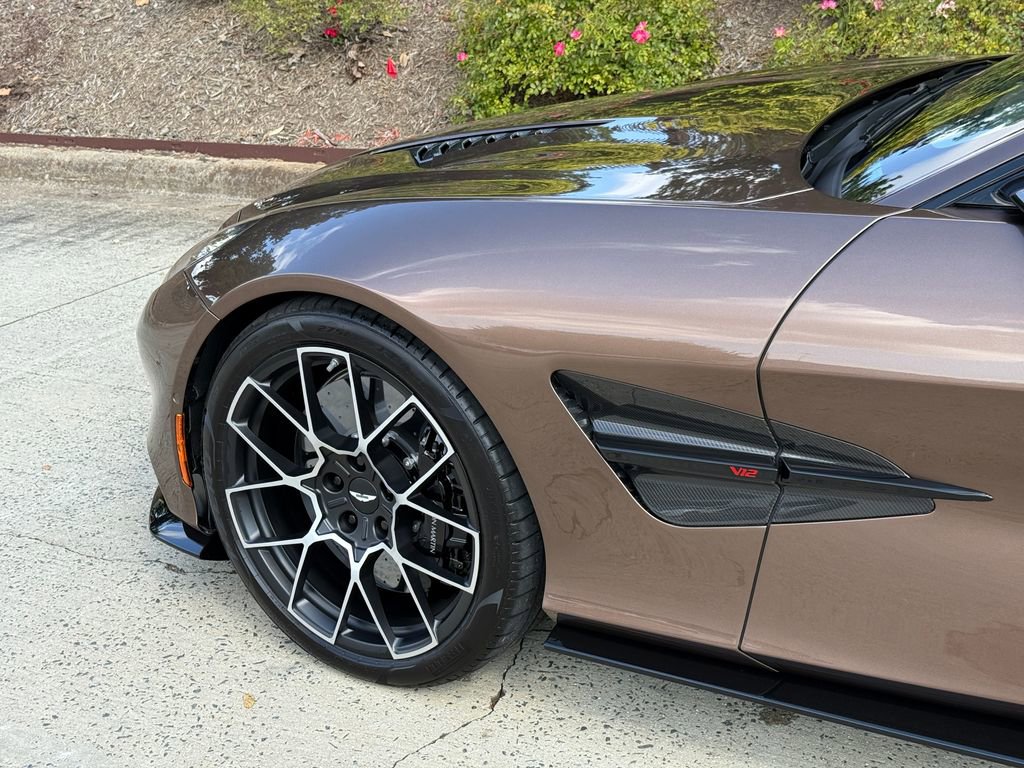 New 2025 Aston Martin Vanquish image 9