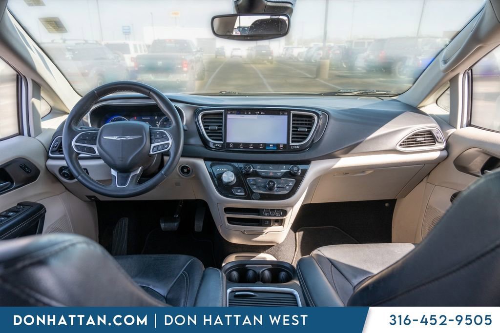 Used 2022 Chrysler Pacifica Touring-L image 3