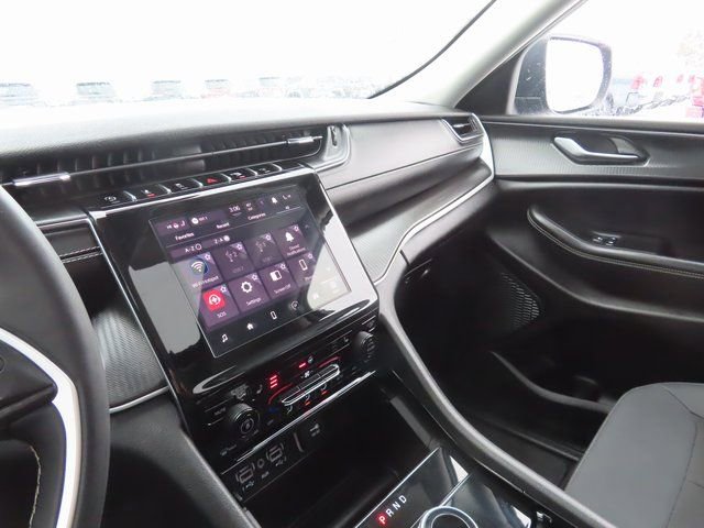 Used 2023 Jeep Grand Cherokee Laredo image 37