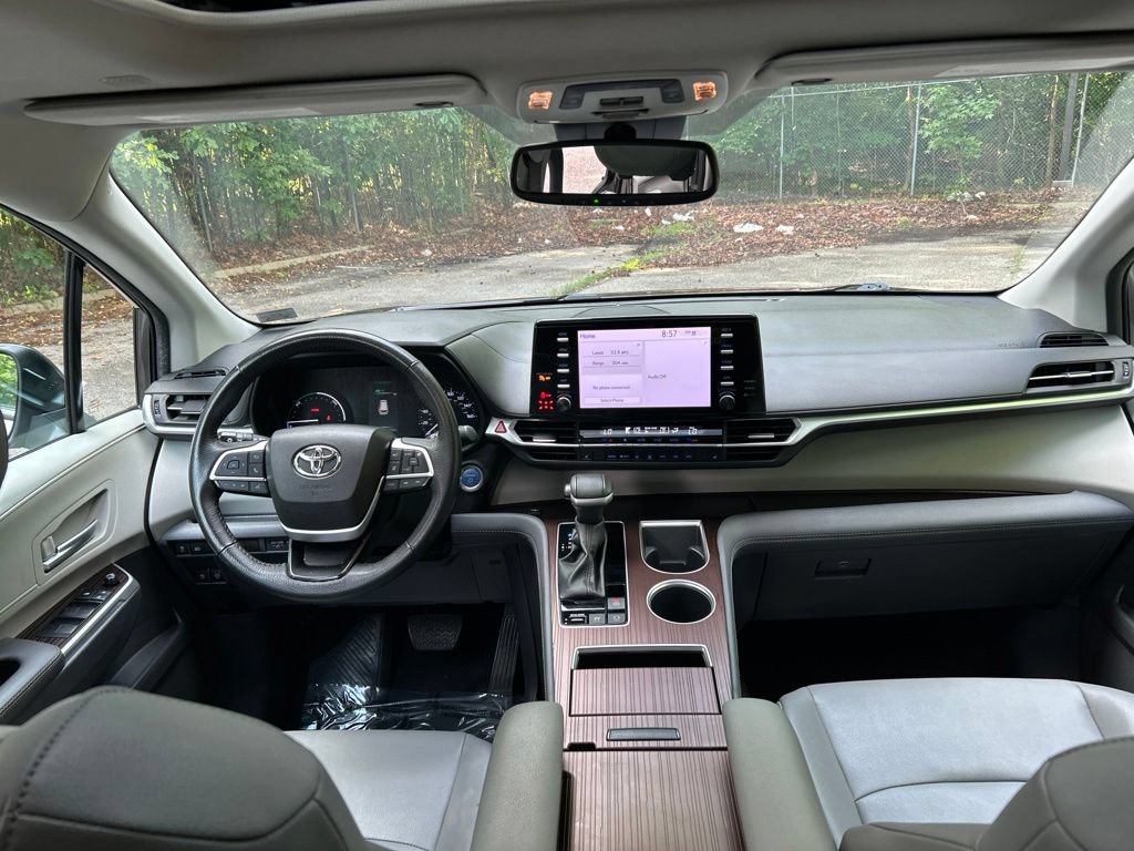 Used 2024 Toyota Sienna XLE FWD image 27