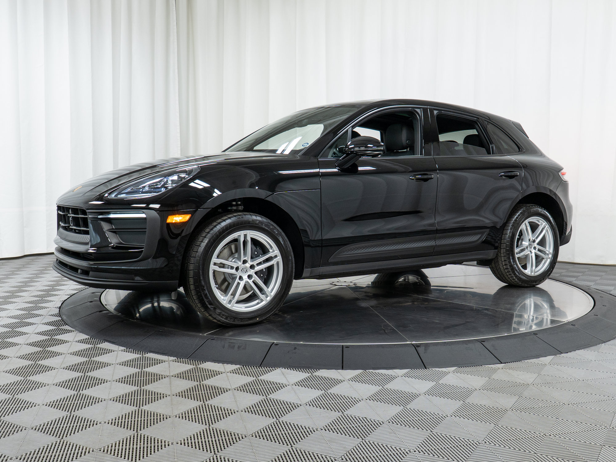 Certified 2025 Porsche Macan AWD/4WD image 28