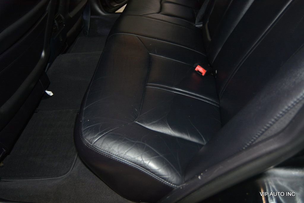 Used 2005 Lincoln Town Car Signature Limited image 27