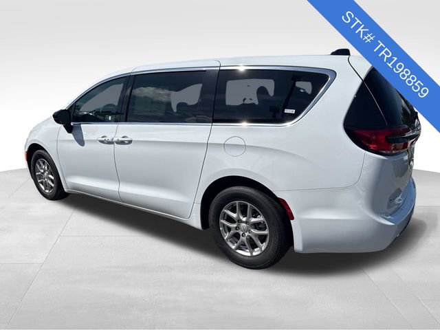 New 2026 Chrysler Pacifica Select FWD image 5