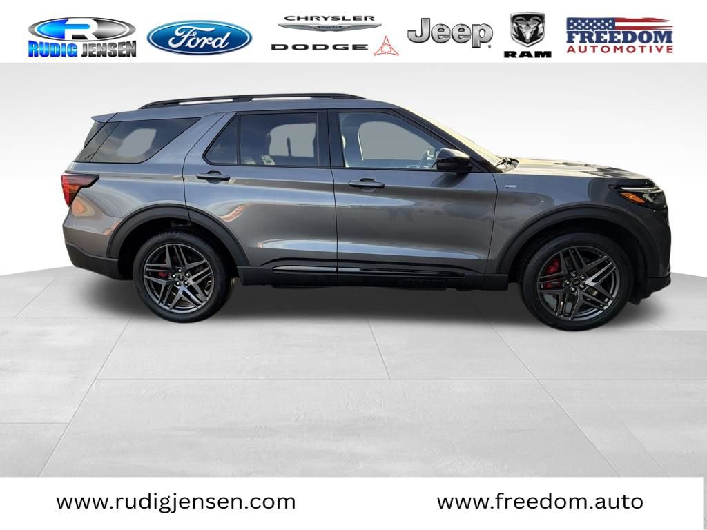 Used 2025 Ford Explorer ST-Line w/ ST-Line Street Pack image 2