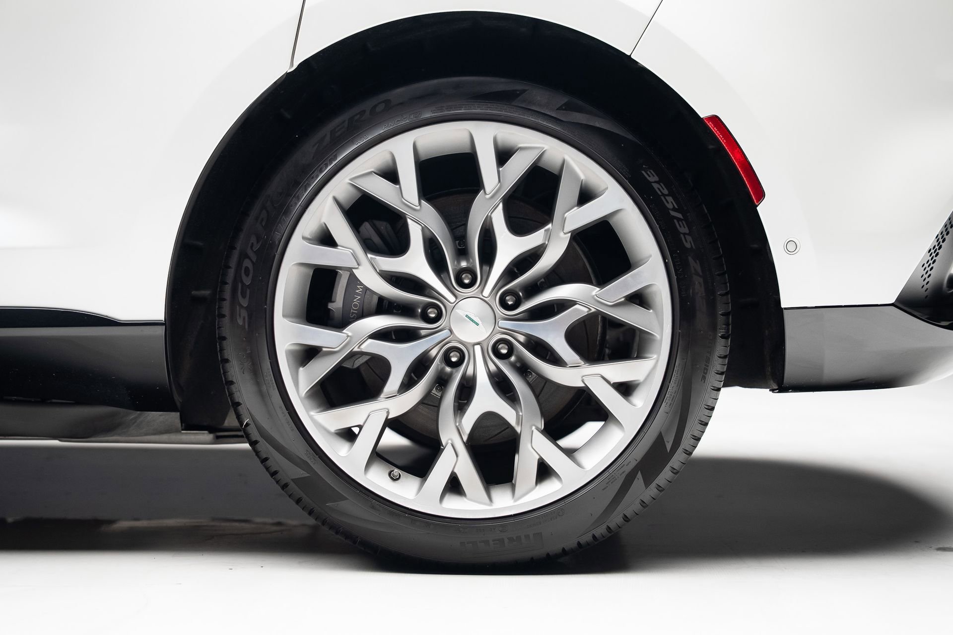 Used 2021 Aston Martin DBX AWD/4WD image 21