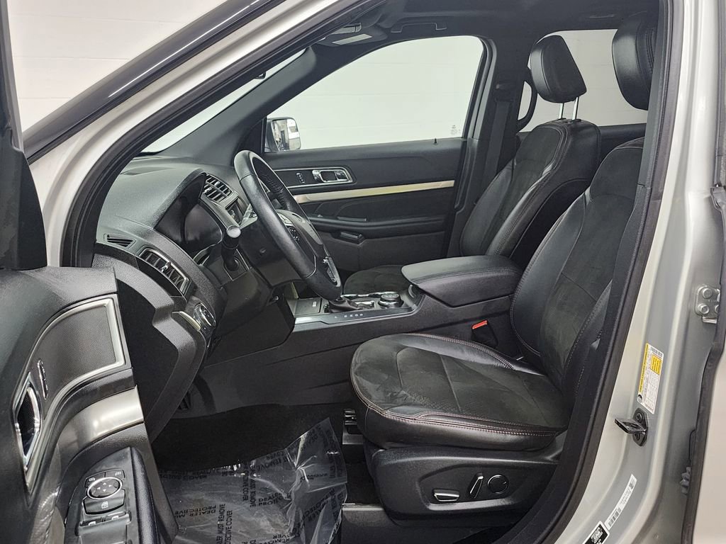 Used 2018 Ford Explorer XLT w/ Equipment Group 202A image 12