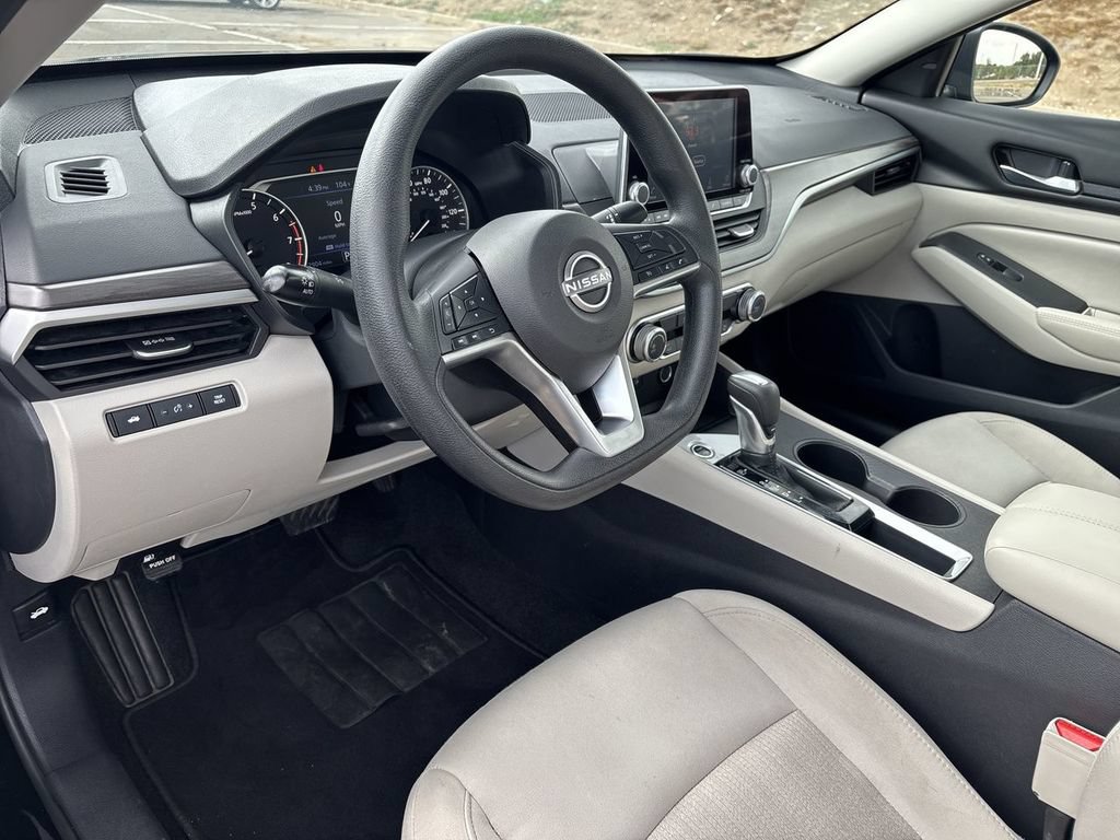 Used 2025 Nissan Altima 2.5 SV FWD image 13