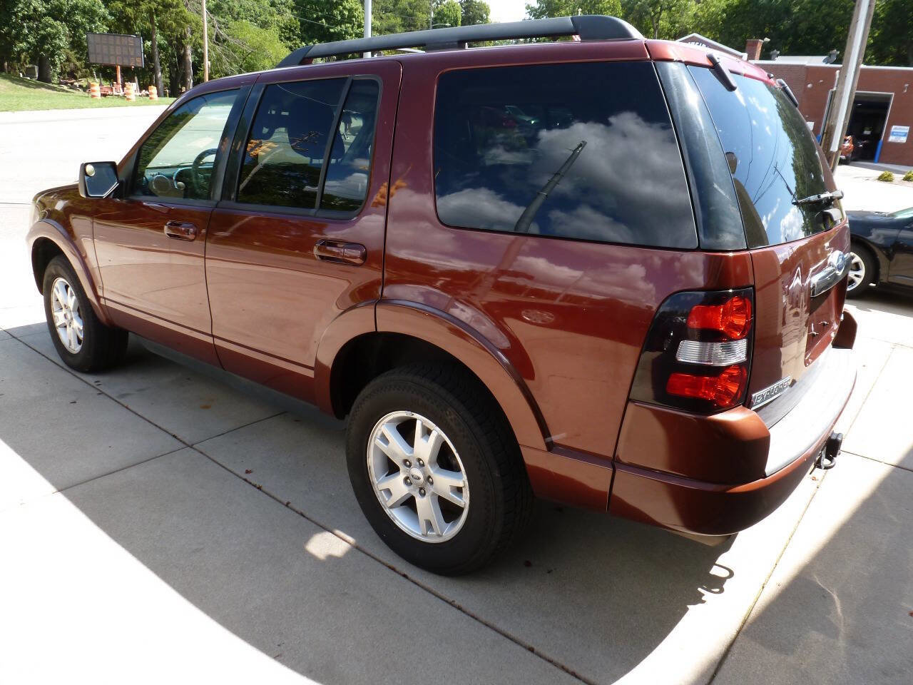 Used 2010 Ford Explorer XLT image 3