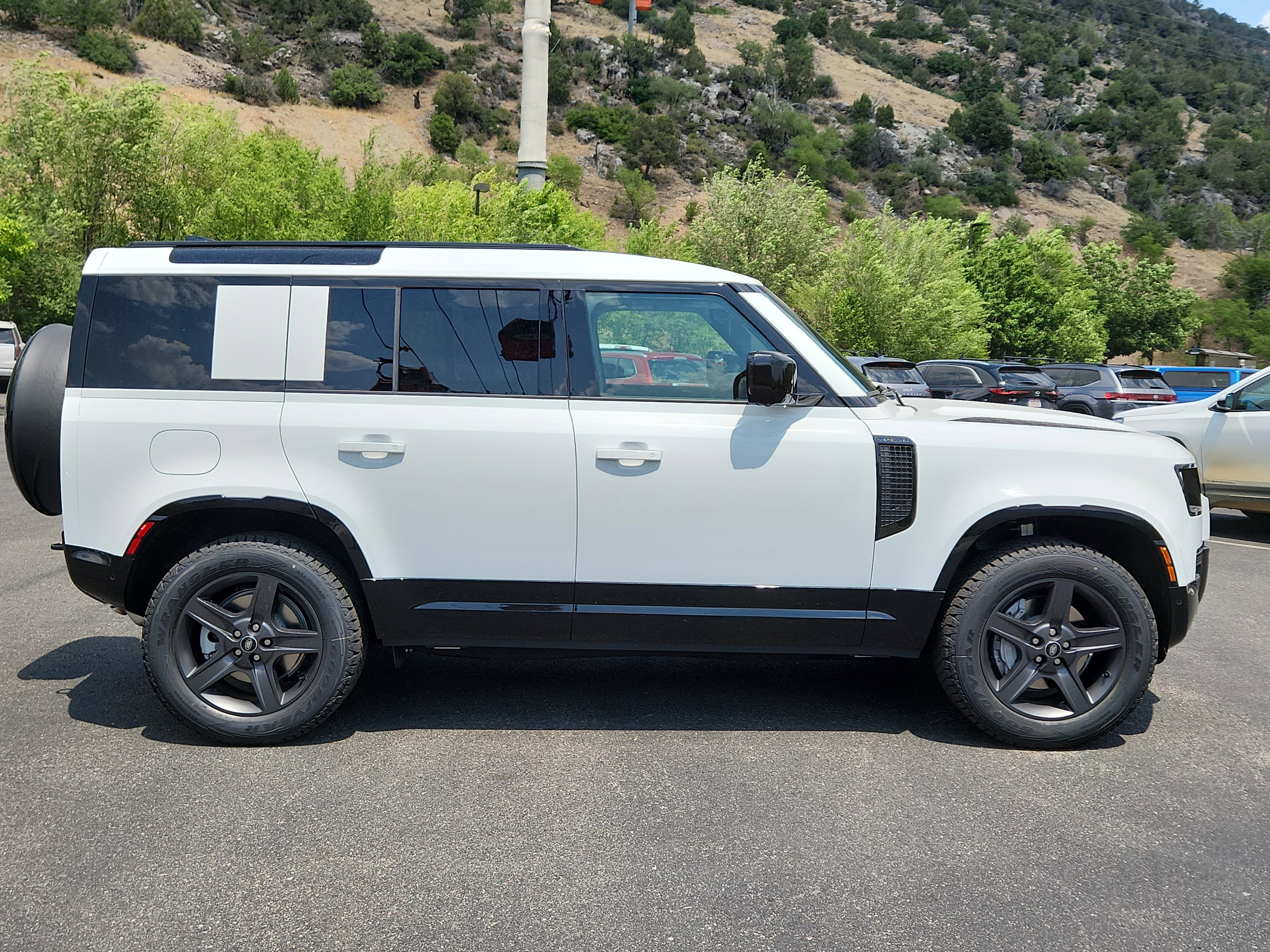 New 2025 Land Rover Defender 110 X-Dynamic SE video 2