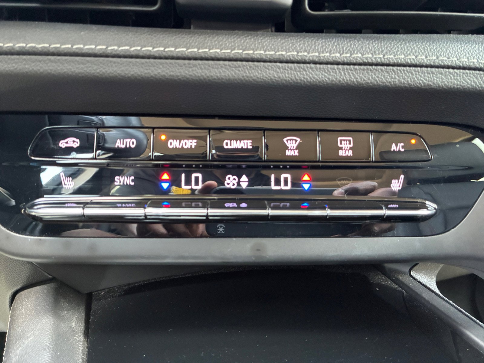 Used 2022 Buick Envision Essence w/ Technology Package I FWD image 18