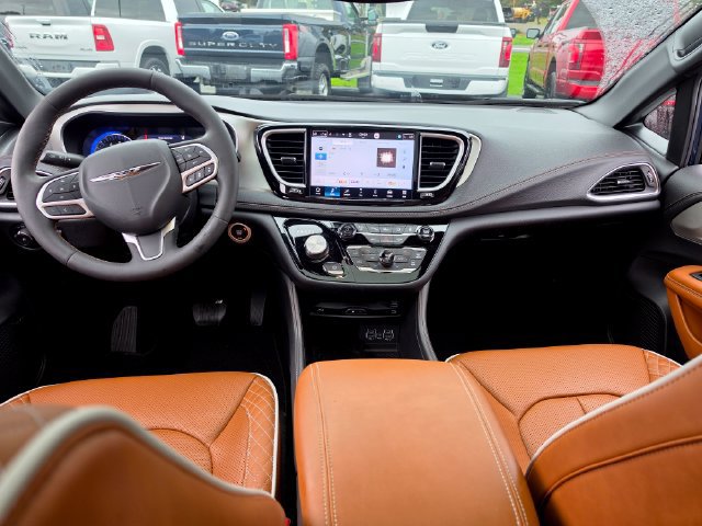 Used 2025 Chrysler Pacifica Pinnacle FWD image 15