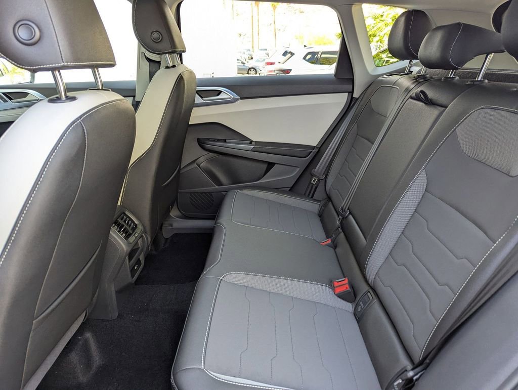 Certified 2025 Volkswagen Taos SE FWD image 17
